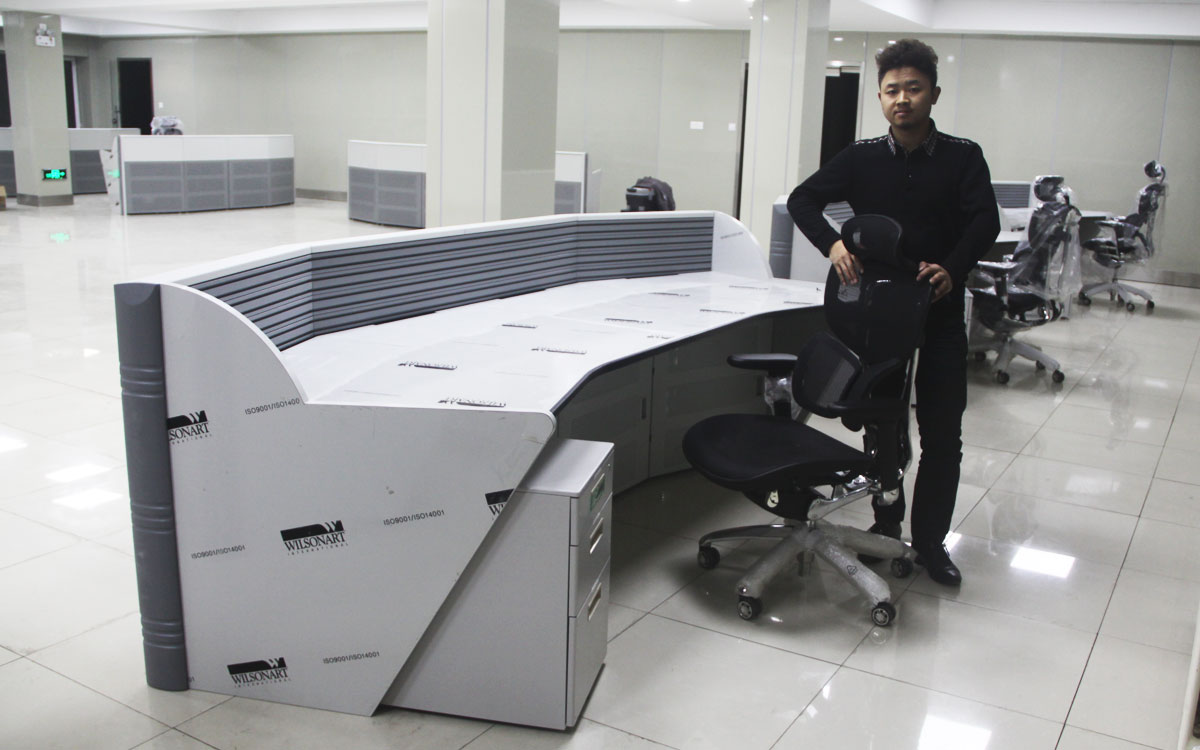 監(jiān)控操作臺帶劃痕保護膜照片