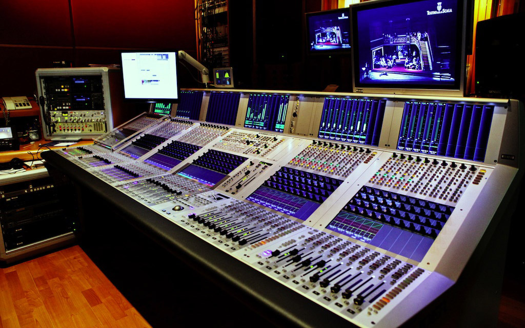 廣播專(zhuān)用調(diào)度臺(tái)圖片